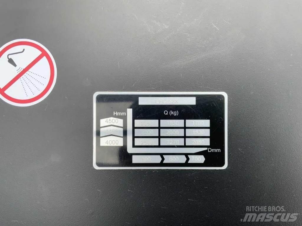 EP EFL 252 XS 전동 지게차