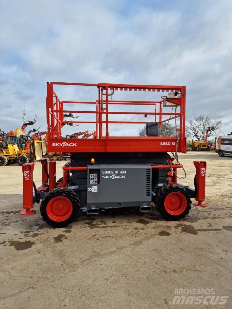 SkyJack SJ 6832 RT 가위형 리프트