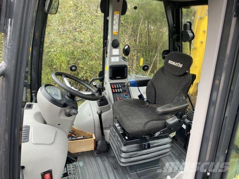 Komatsu WB 93 R-8 백호로더