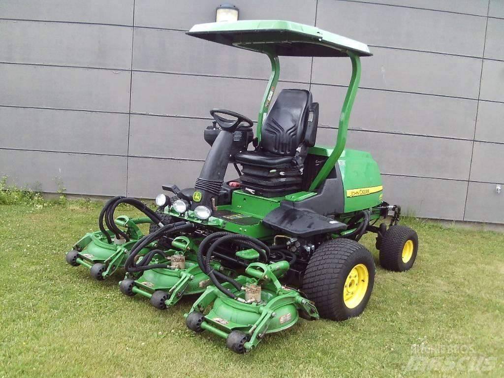 John Deere 8800 탑승형 잔디깎기