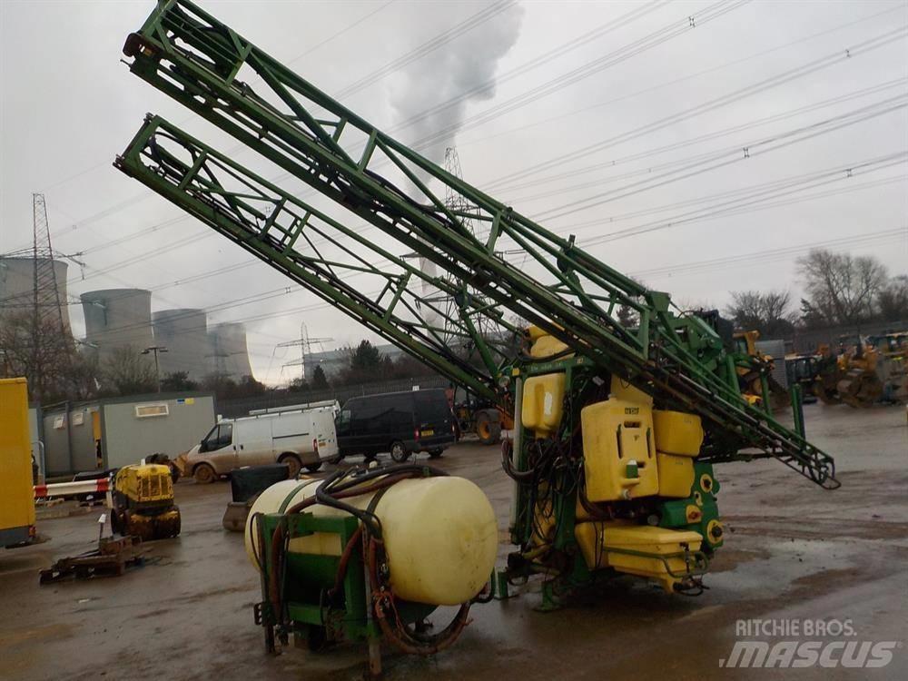 John Deere 510 견인형 분무기