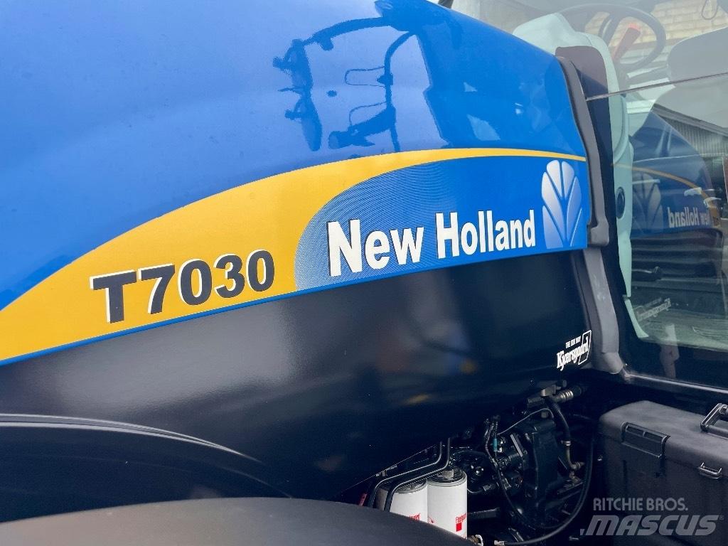 New Holland T 7030 트랙터