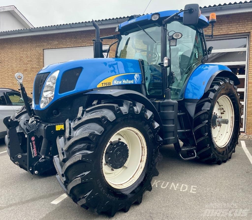 New Holland T 7030 트랙터