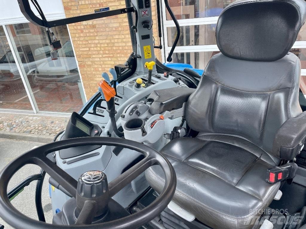 New Holland T 7030 트랙터