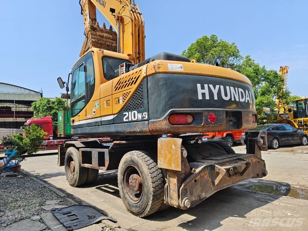 Hyundai R210W-9  휠 굴삭기