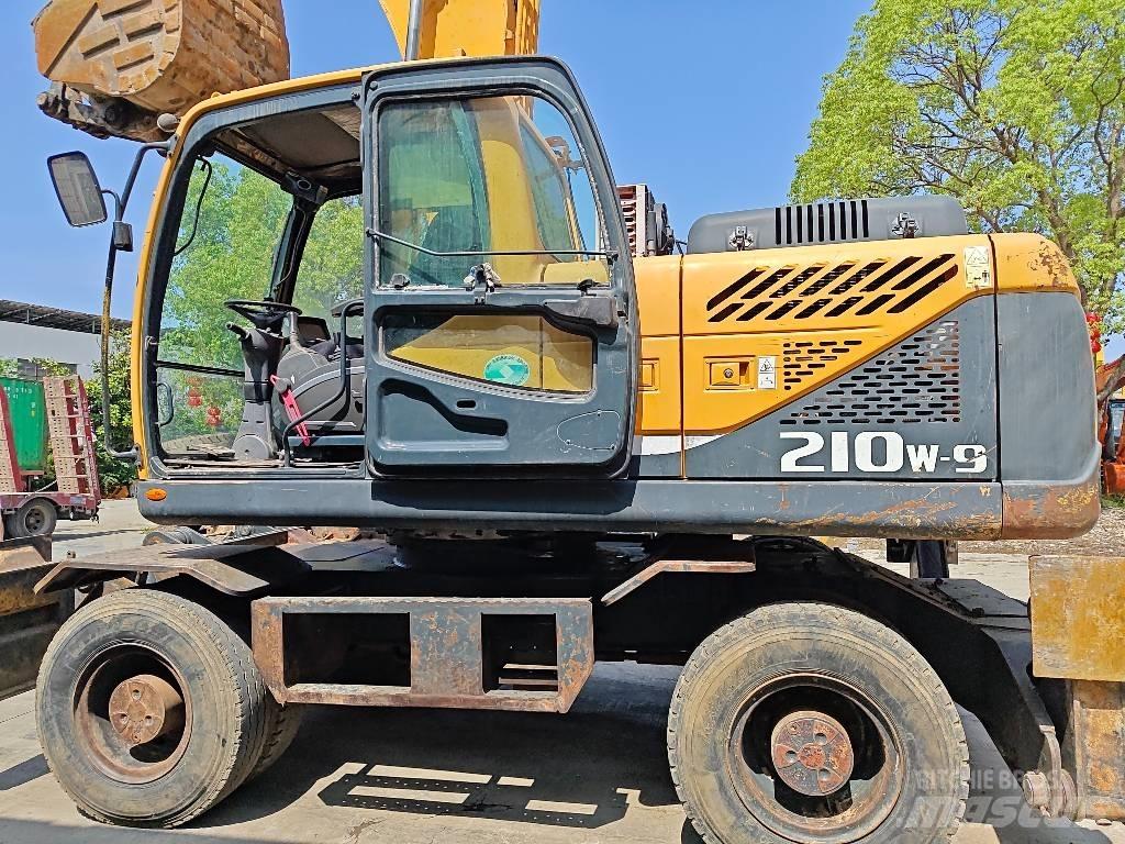 Hyundai R210W-9  휠 굴삭기