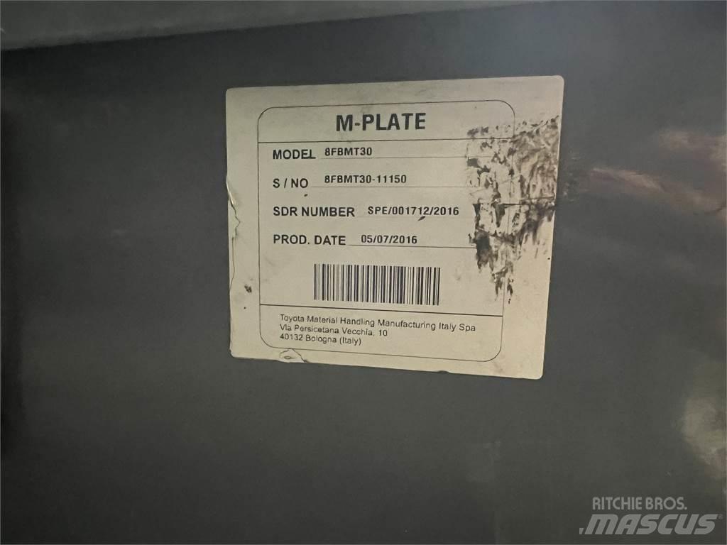 Toyota 8FBMT30 전동 지게차