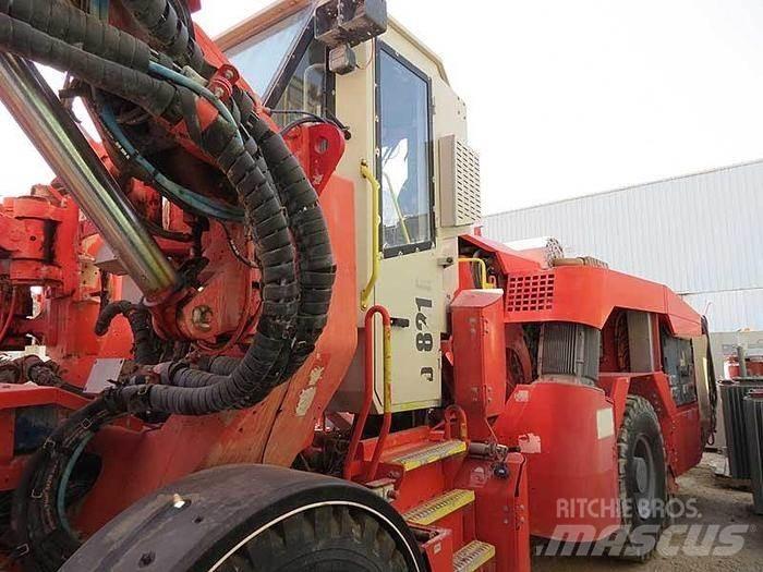 Sandvik DT 821 SC 도로 굴착기