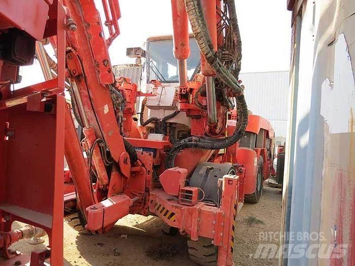 Sandvik DT 821 SC 도로 굴착기