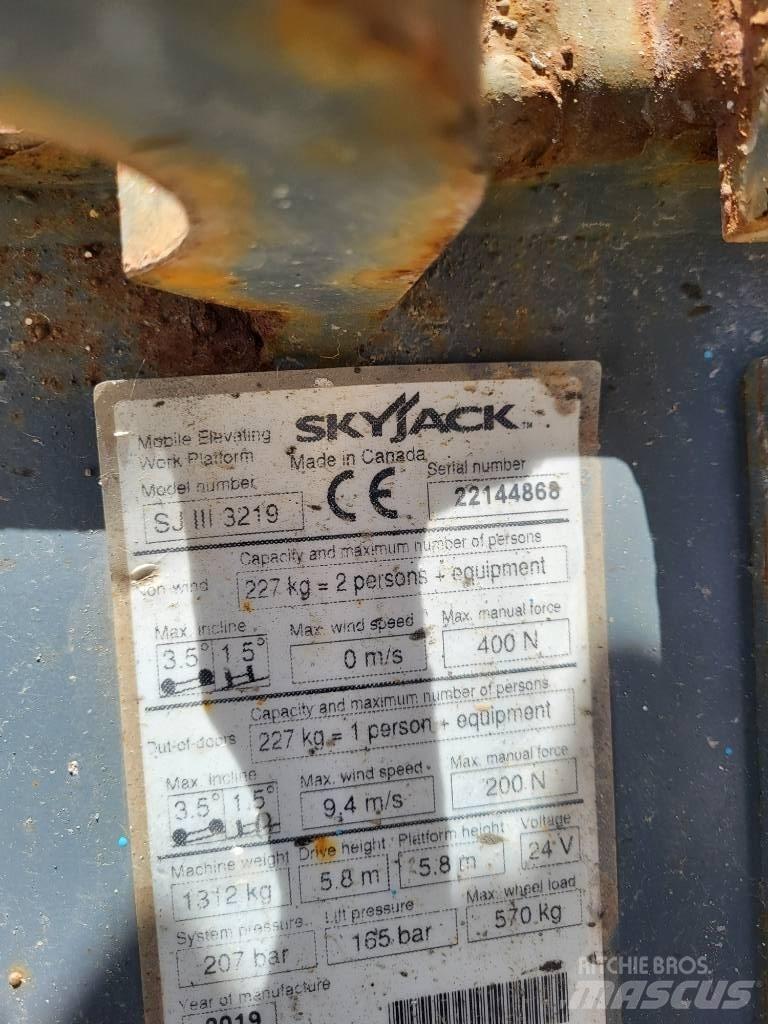 SkyJack 32/19 가위형 리프트