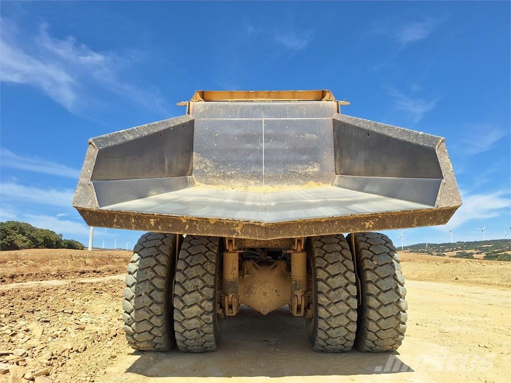 Komatsu HD 605-7E0 초대형 덤프 트럭