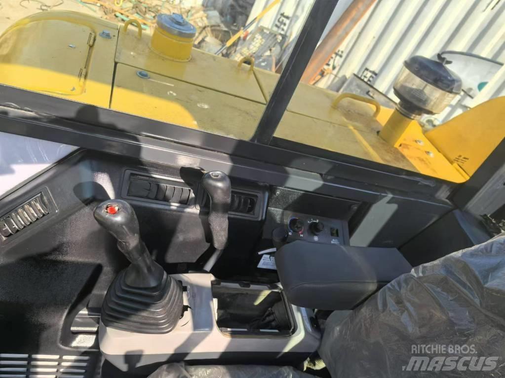 Komatsu PC 58 대형 굴삭기 29톤 이상