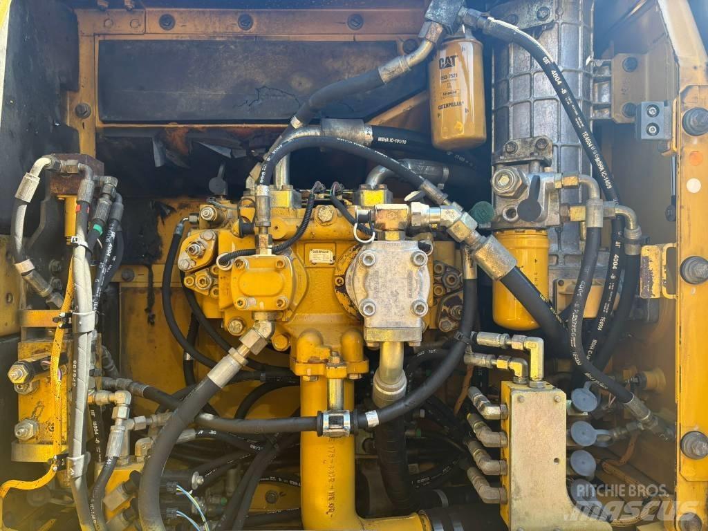 CAT 323 D L 대형 굴삭기 29톤 이상