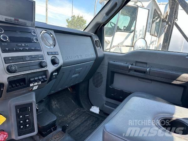 Ford F 750 폐기물 수거 트럭