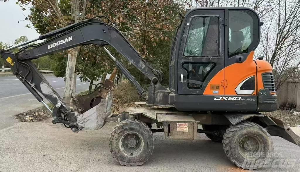 Doosan DX 60  휠 굴삭기