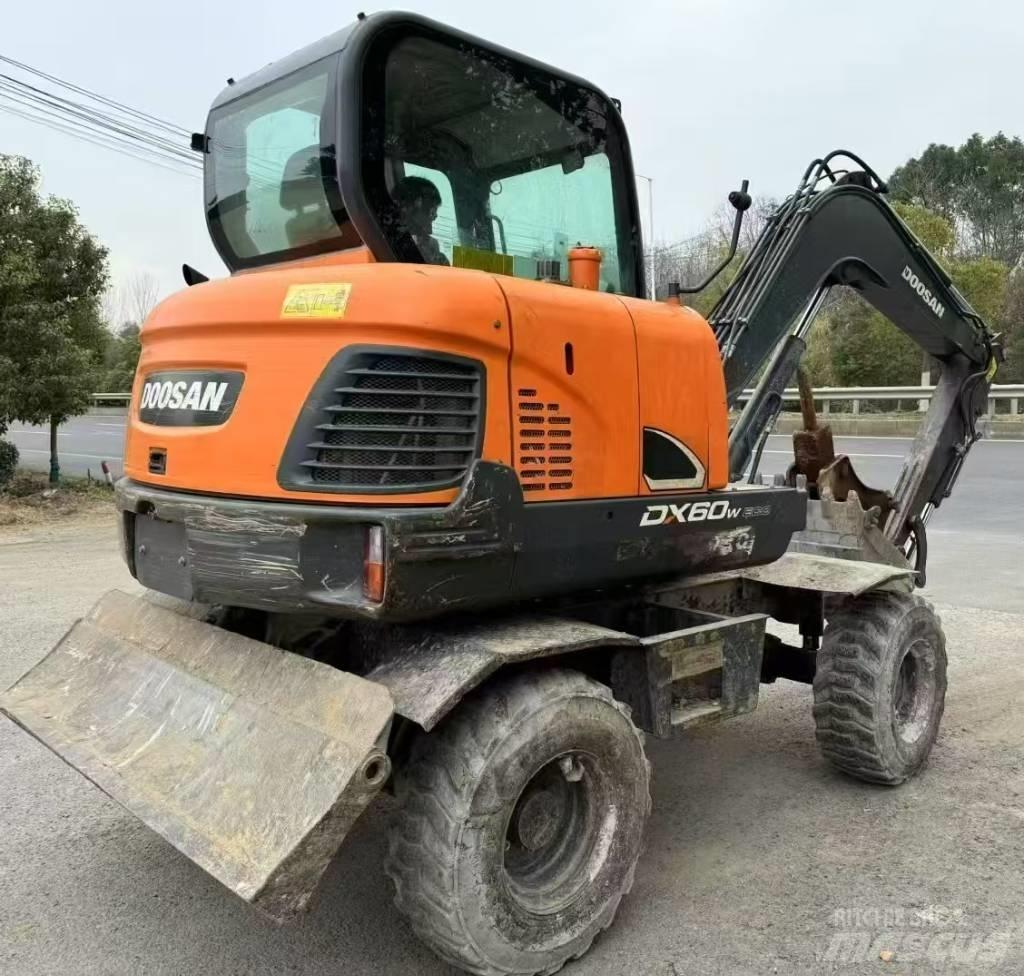 Doosan DX 60  휠 굴삭기