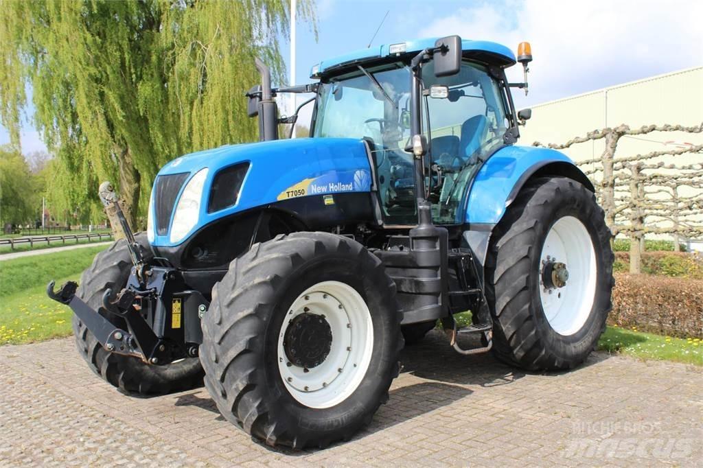 New Holland T7050 트랙터