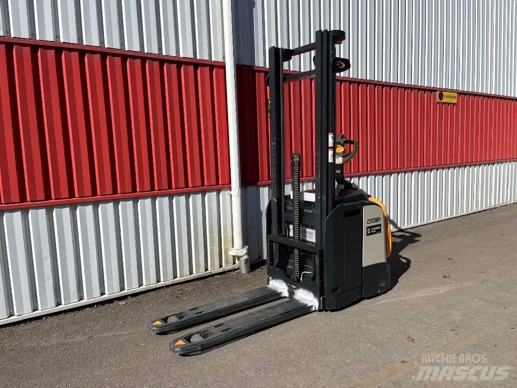 Crown ETi40001,2 포크리프트