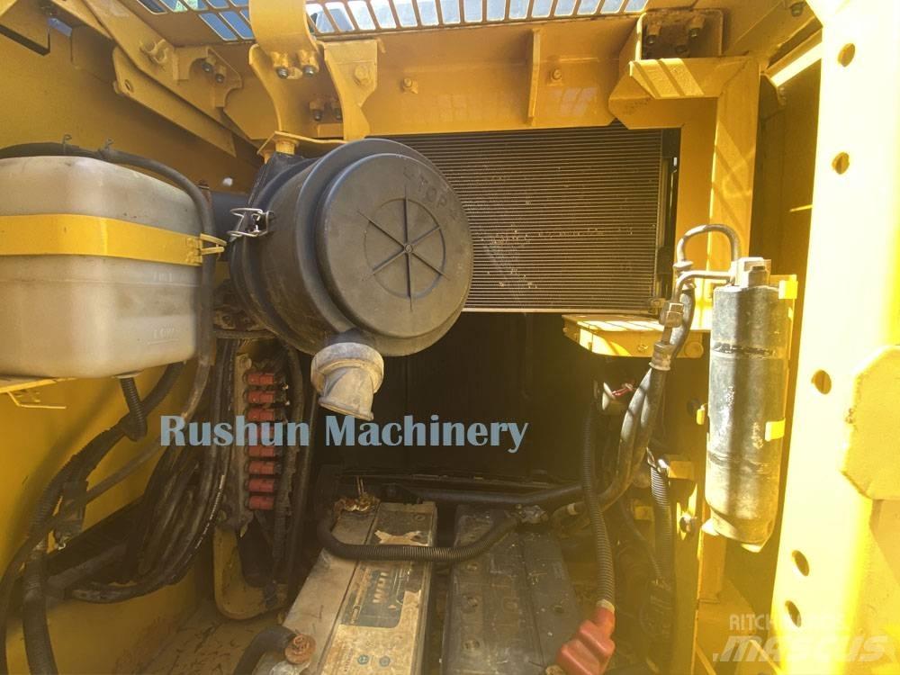 Komatsu PC 130 대형 굴삭기 29톤 이상