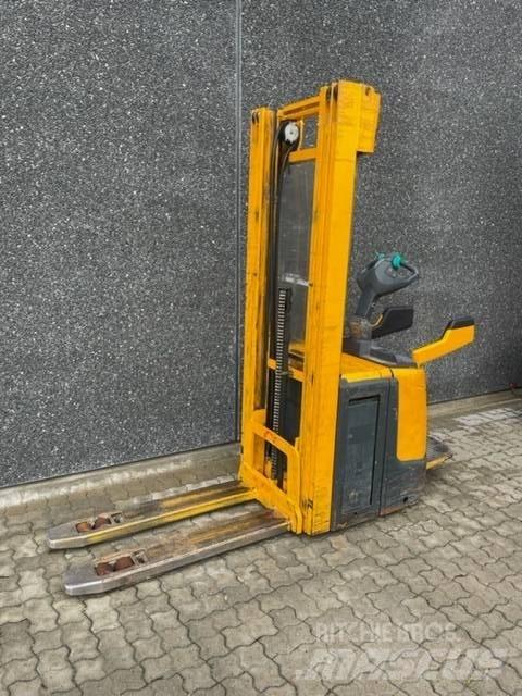 Jungheinrich ERC 216 보행식 리치 지게차
