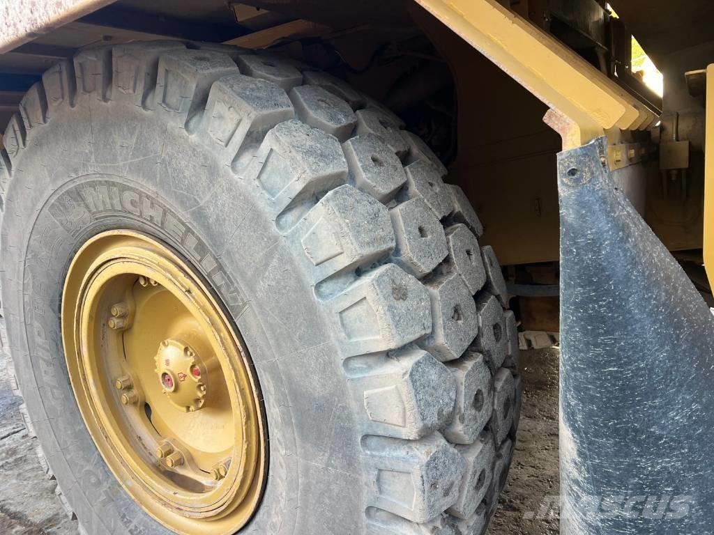 CAT 775 F 초대형 덤프 트럭