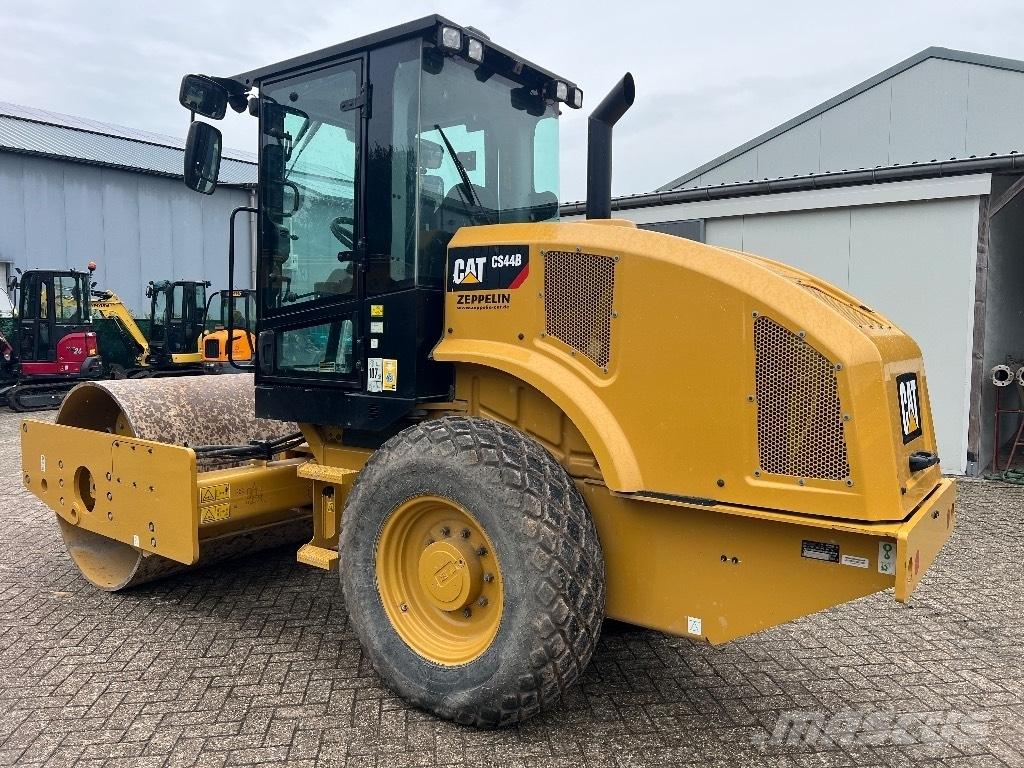 CAT CS44B - CS 44 B 싱글 드럼 롤러
