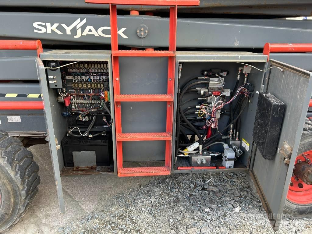 SkyJack SJ 8841 RT 가위형 리프트