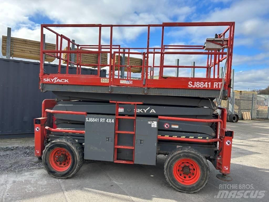 SkyJack SJ 8841 RT 가위형 리프트