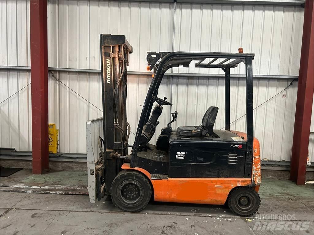 Doosan B25X-5 전동 지게차