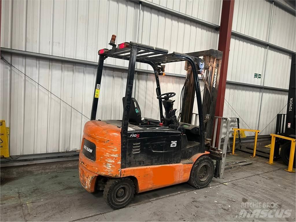 Doosan B25X-5 전동 지게차