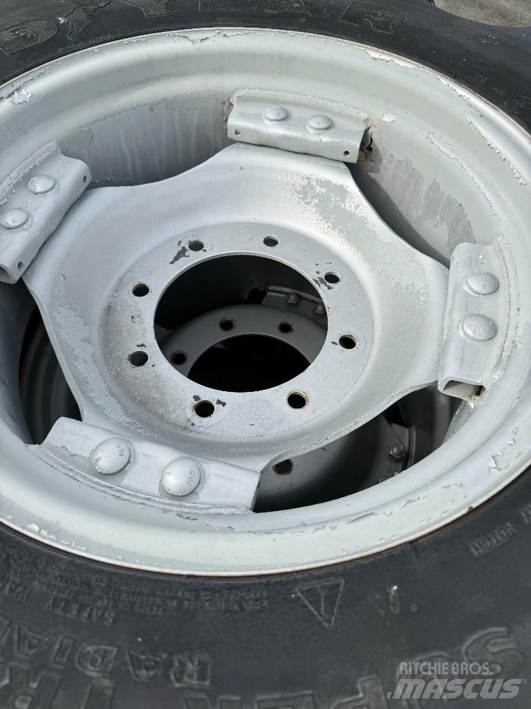Goodyear 13.6R38 타이어, 휠 및 림