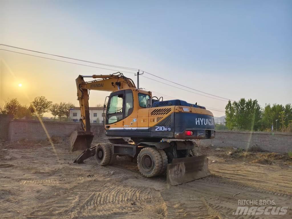 Hyundai R210W-9  휠 굴삭기