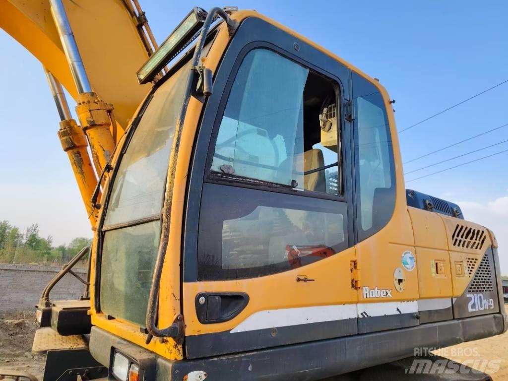 Hyundai R210W-9  휠 굴삭기