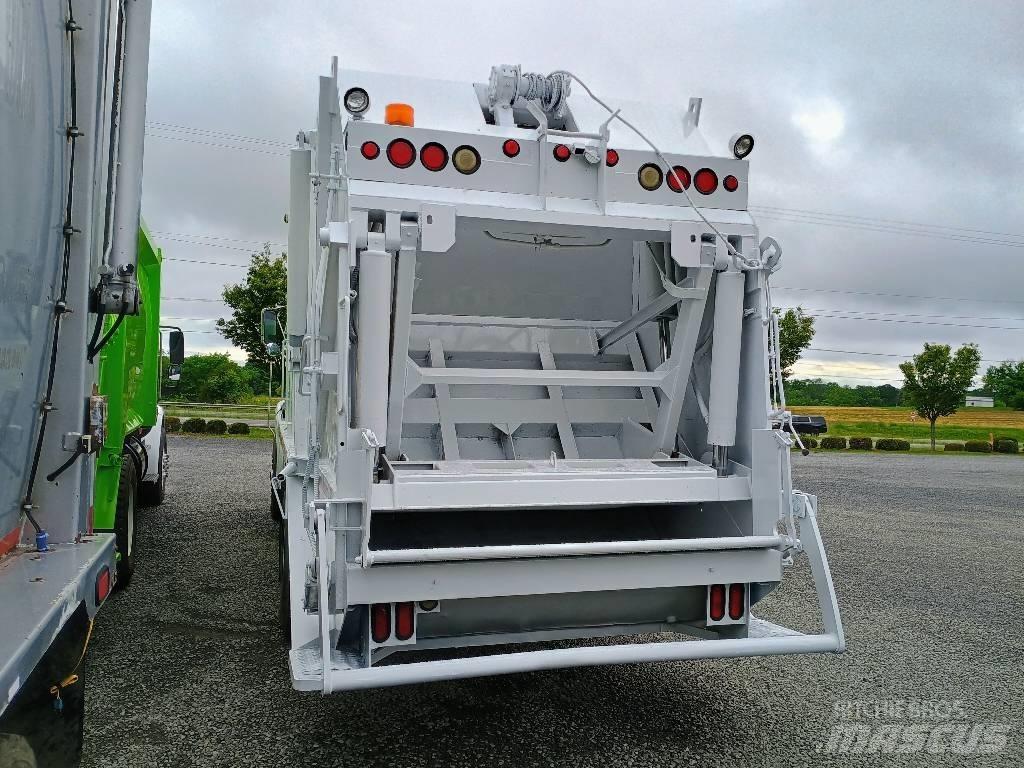 Sterling L7500 폐기물 수거 트럭