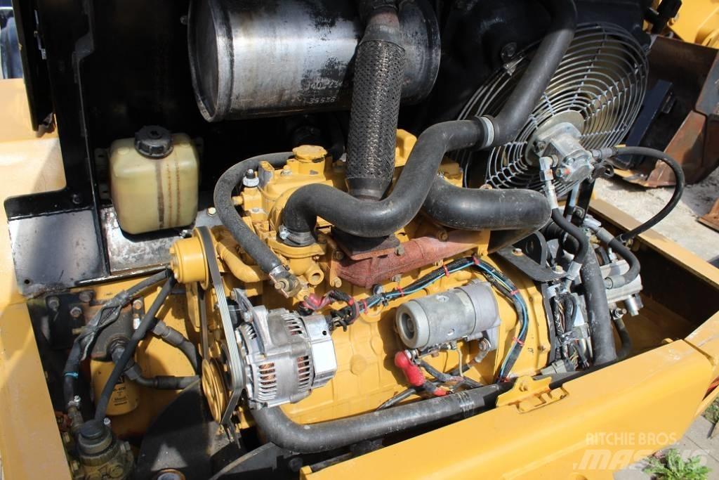CAT 902  휠로우더