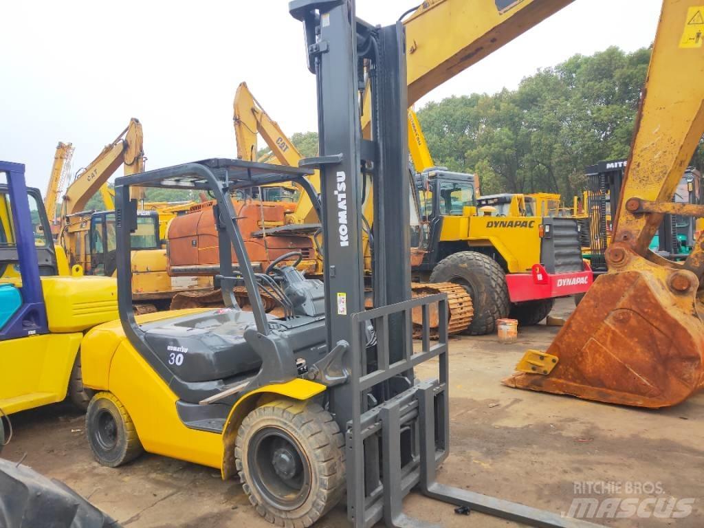 Komatsu FD 30 T-17 디젤 지게차