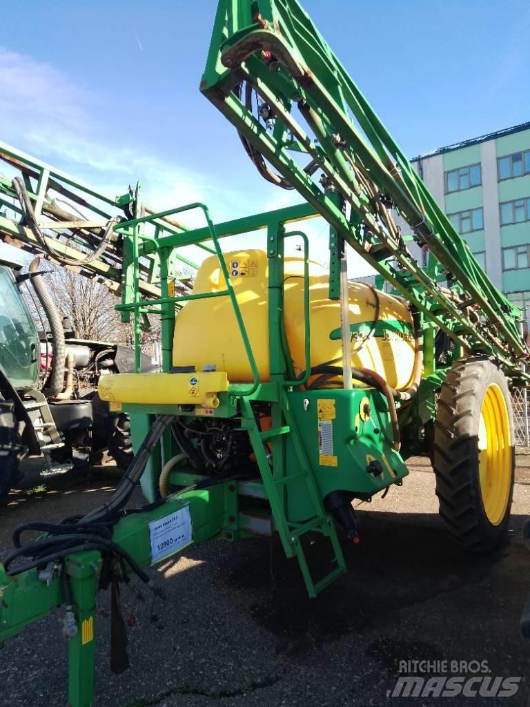 John Deere 732 견인형 분무기