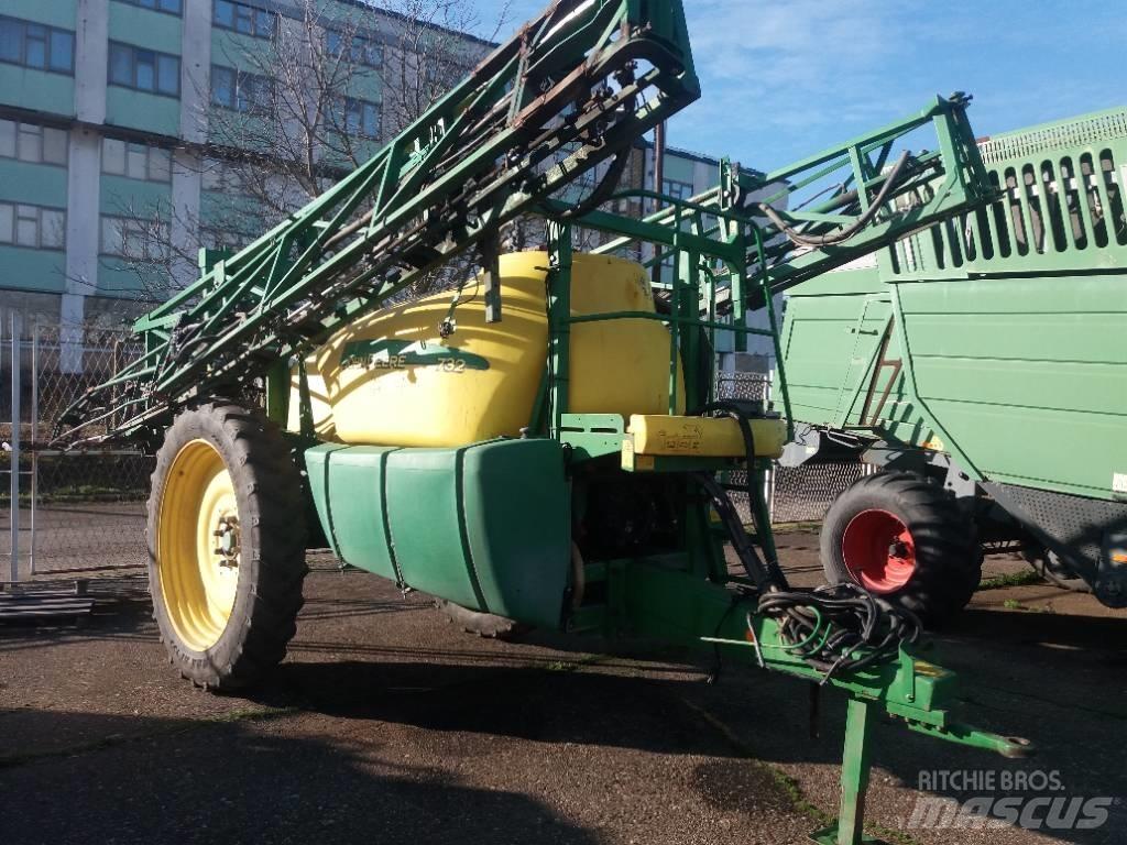 John Deere 732 견인형 분무기