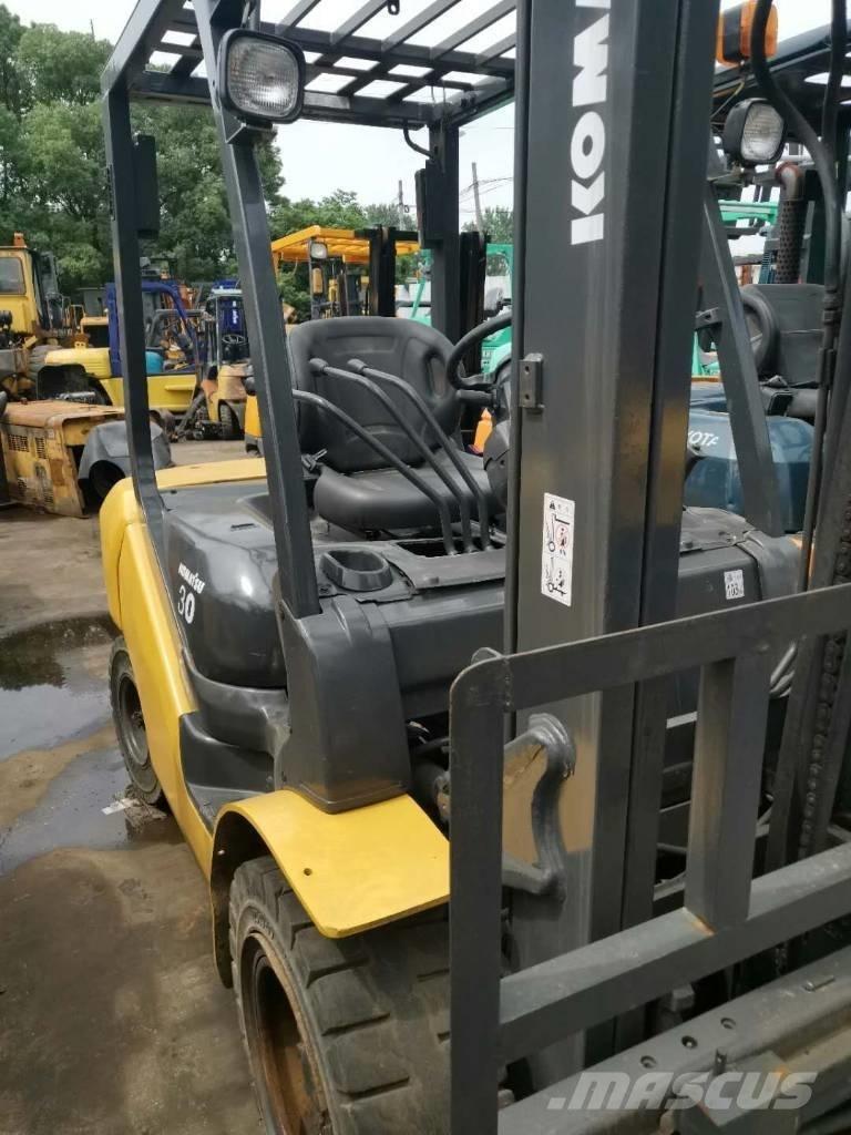 Komatsu 30 텔러 핸들러