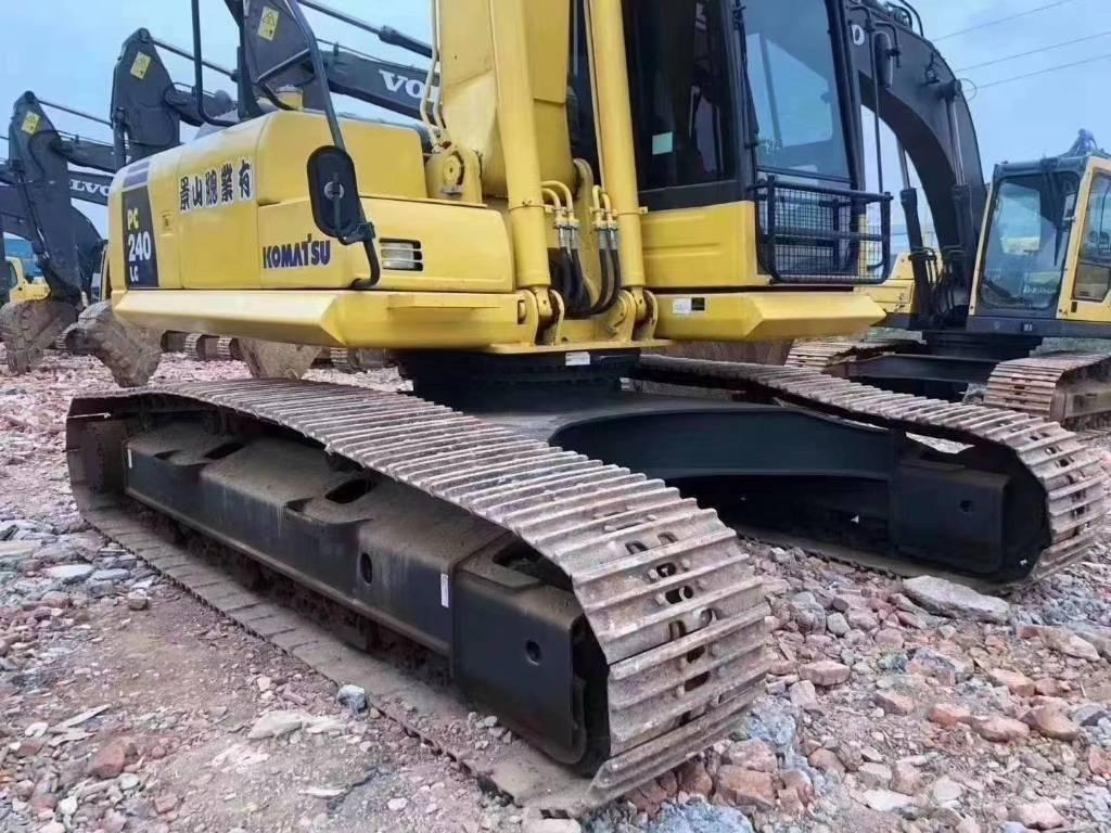 Komatsu PC 240 대형 굴삭기 29톤 이상
