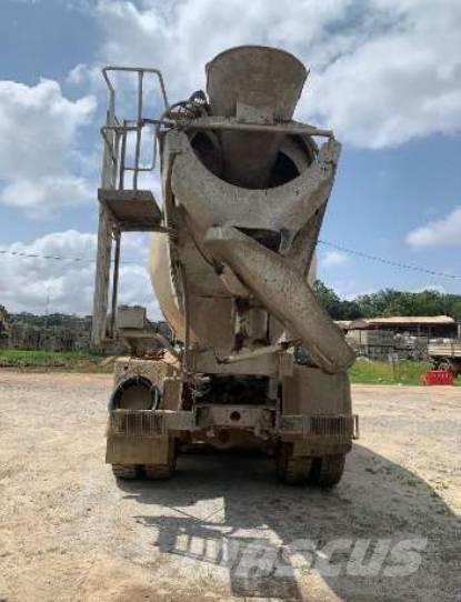 Iveco Trakker 440 콘크리트 믹서트럭