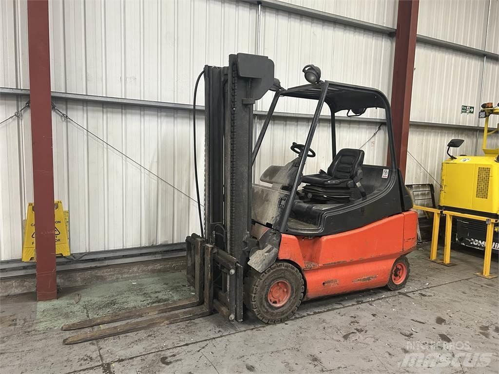 Linde E30-02 전동 지게차