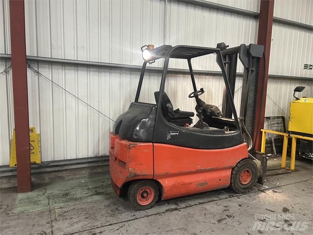 Linde E30-02 전동 지게차
