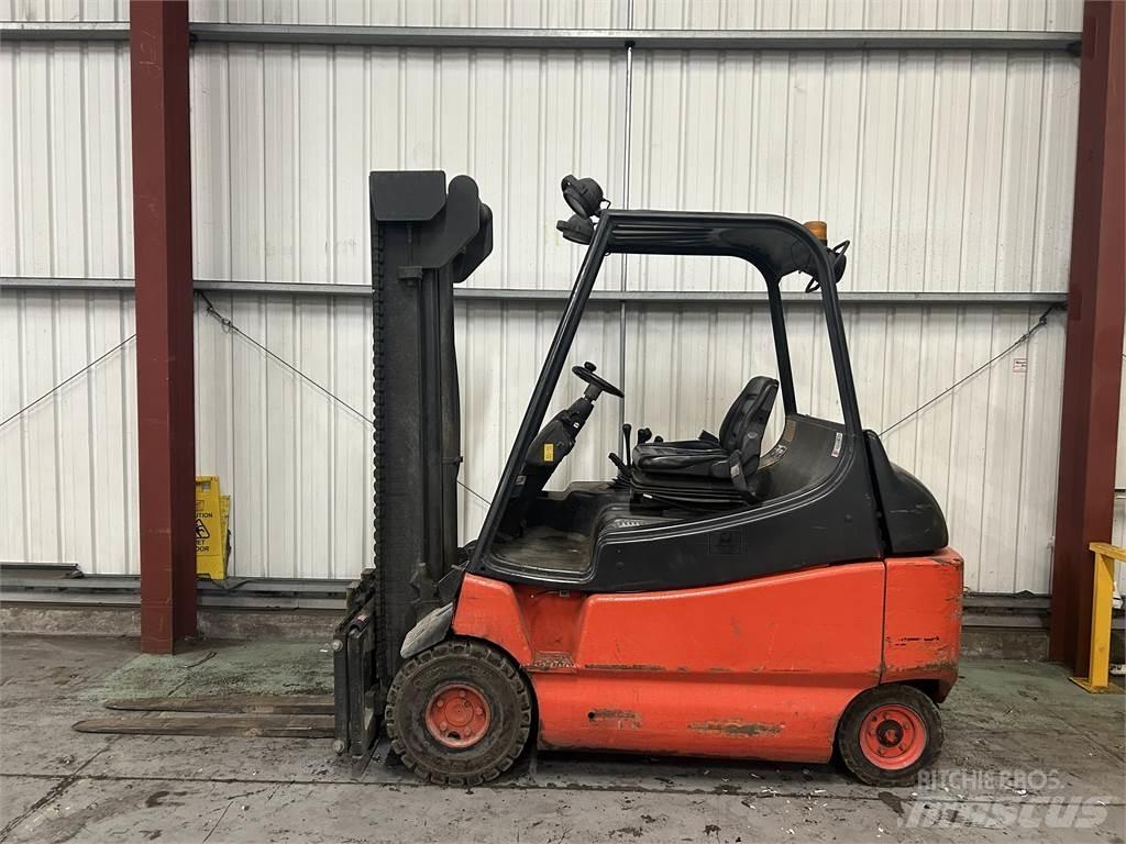 Linde E30-02 전동 지게차