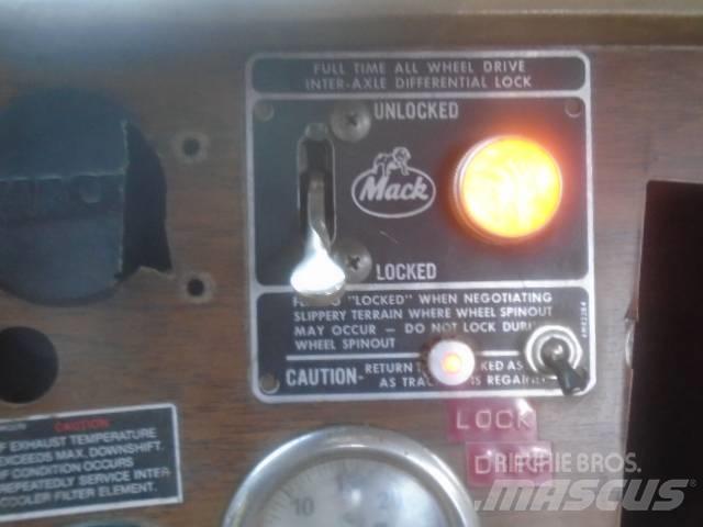 Mack RM 6866 S 제설 블레이드 및 제설기