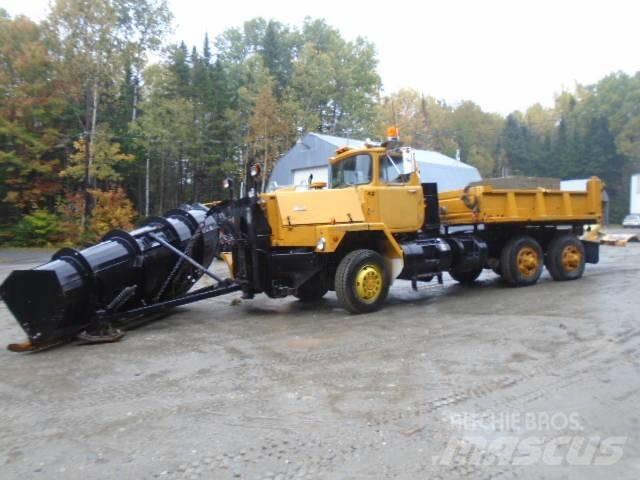 Mack RM 6866 S 제설 블레이드 및 제설기