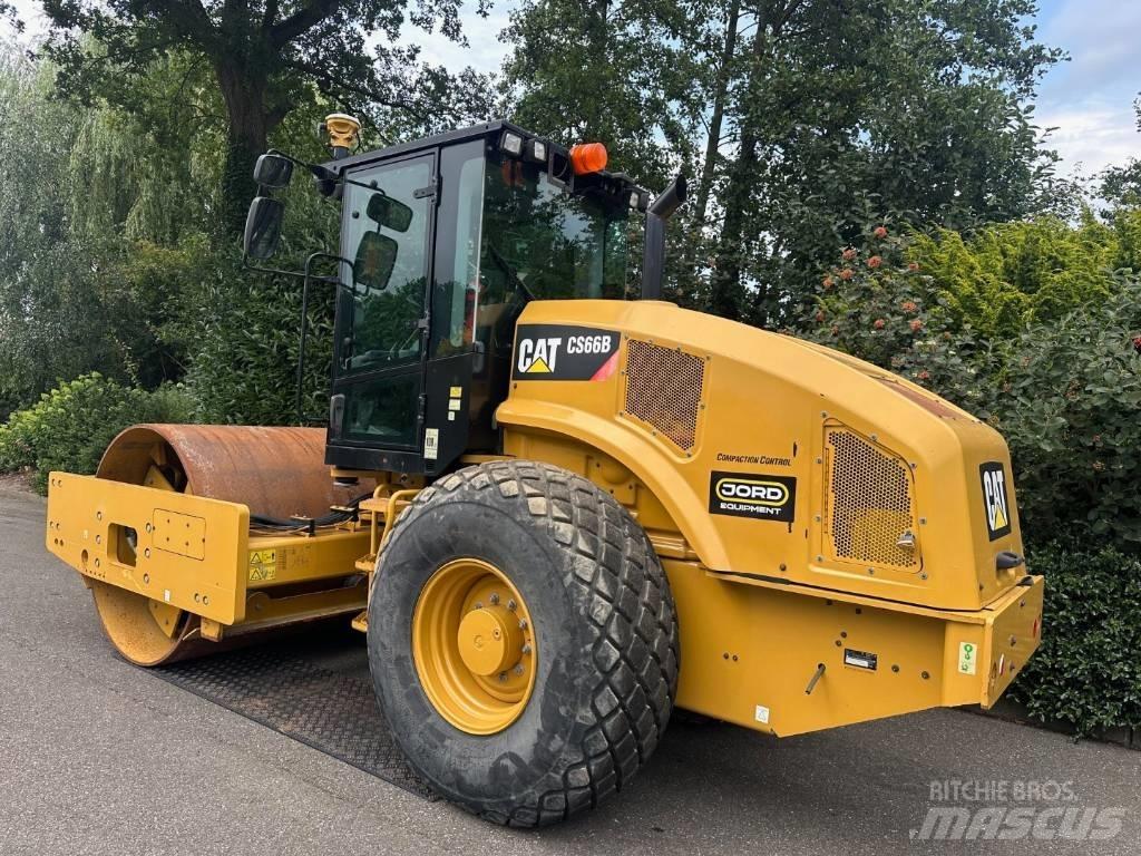 CAT CS 66 B 싱글 드럼 롤러