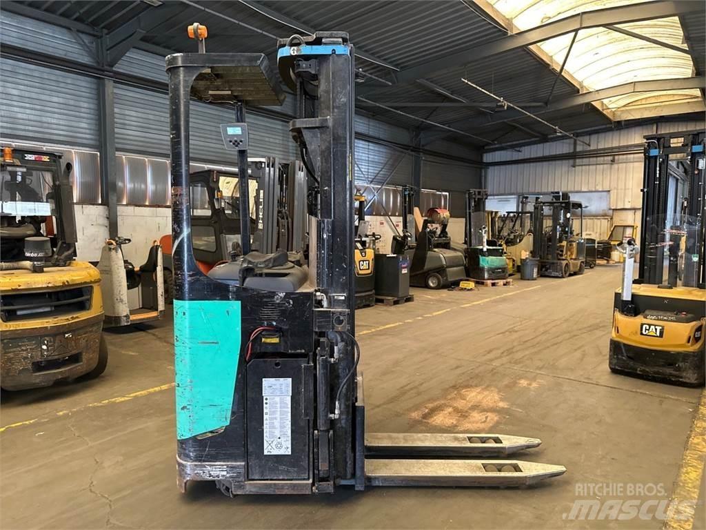 CAT NSR20N 보행식 리치 지게차