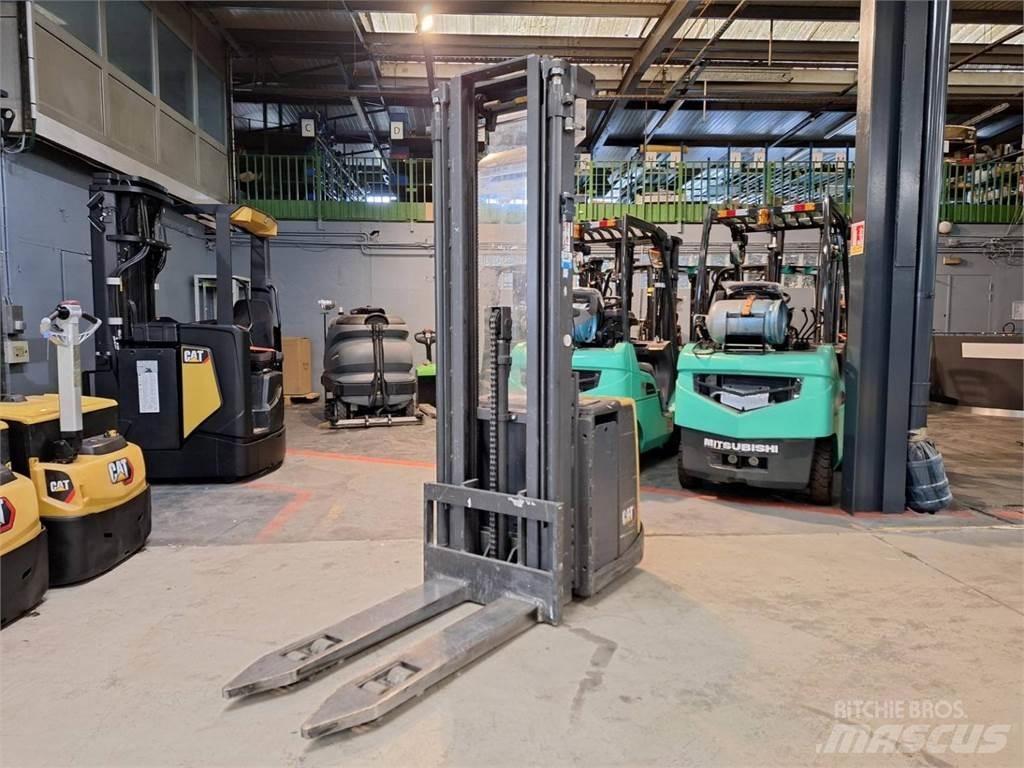 CAT NSV16P 보행식 리치 지게차