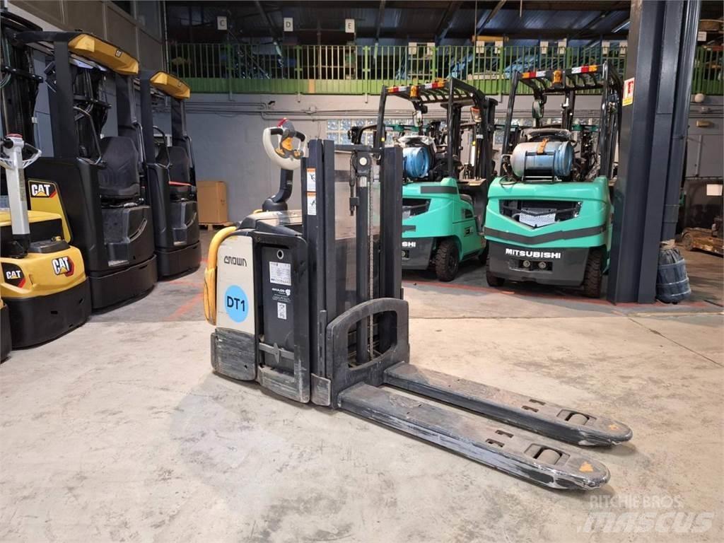 Crown DT3040 보행식 리치 지게차